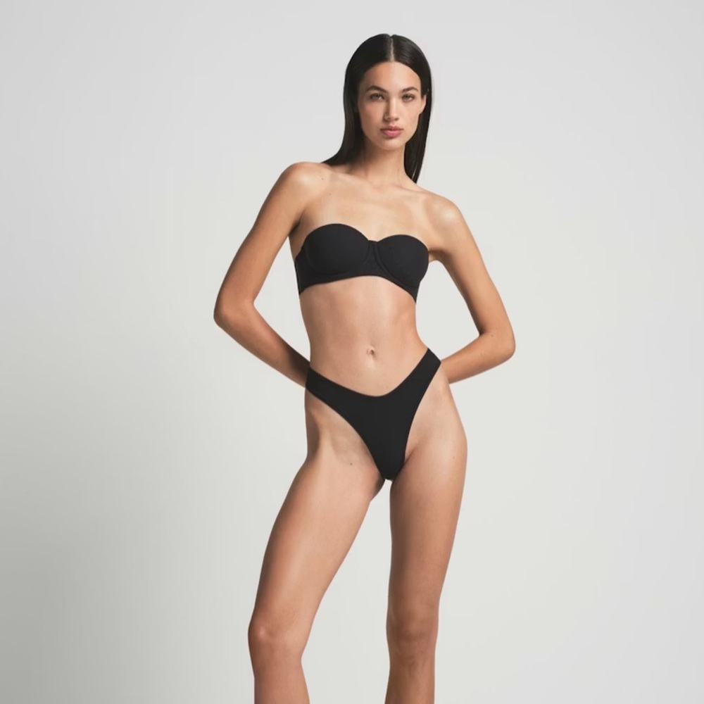 NWTSkims Smoothing Intimates Strapless Bra Onyz 32DD